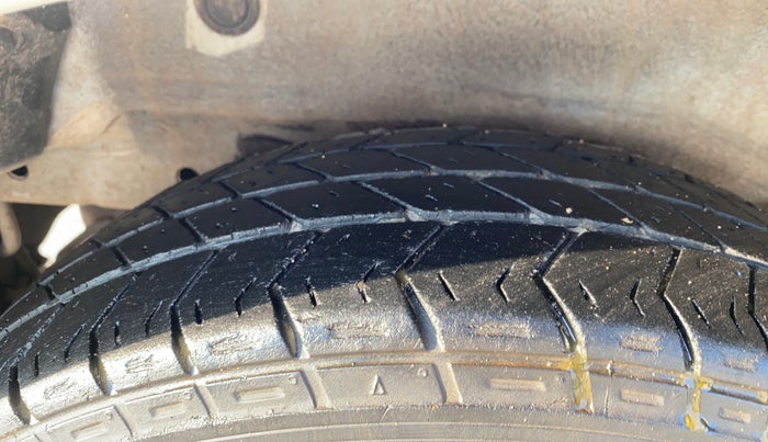 2013 Hyundai i10 MAGNA 1.1, CNG, Manual, 80,438 km, Right Rear Tyre Tread