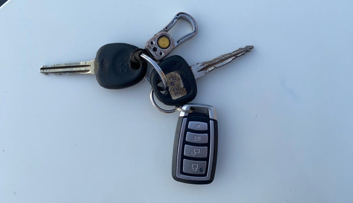 2013 Hyundai i10 MAGNA 1.1, CNG, Manual, 80,438 km, Key Close Up