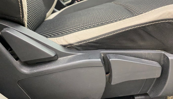 2021 Renault TRIBER RXZ DUAL TONE, Petrol, Manual, 44,431 km, Driver Side Adjustment Panel