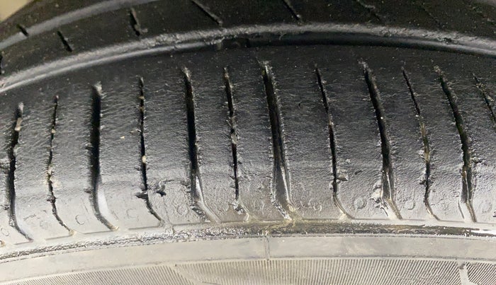 2021 Renault TRIBER RXZ DUAL TONE, Petrol, Manual, 44,431 km, Left Front Tyre Tread