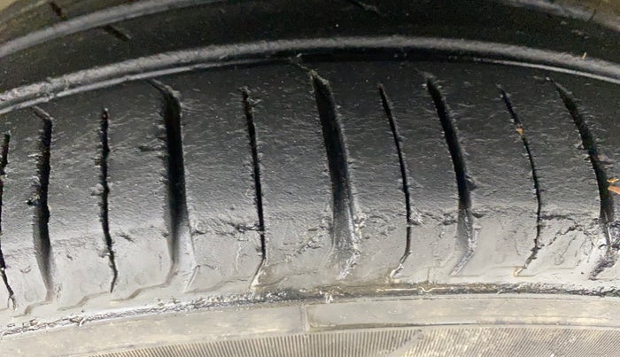 2021 Renault TRIBER RXZ DUAL TONE, Petrol, Manual, 44,431 km, Right Front Tyre Tread