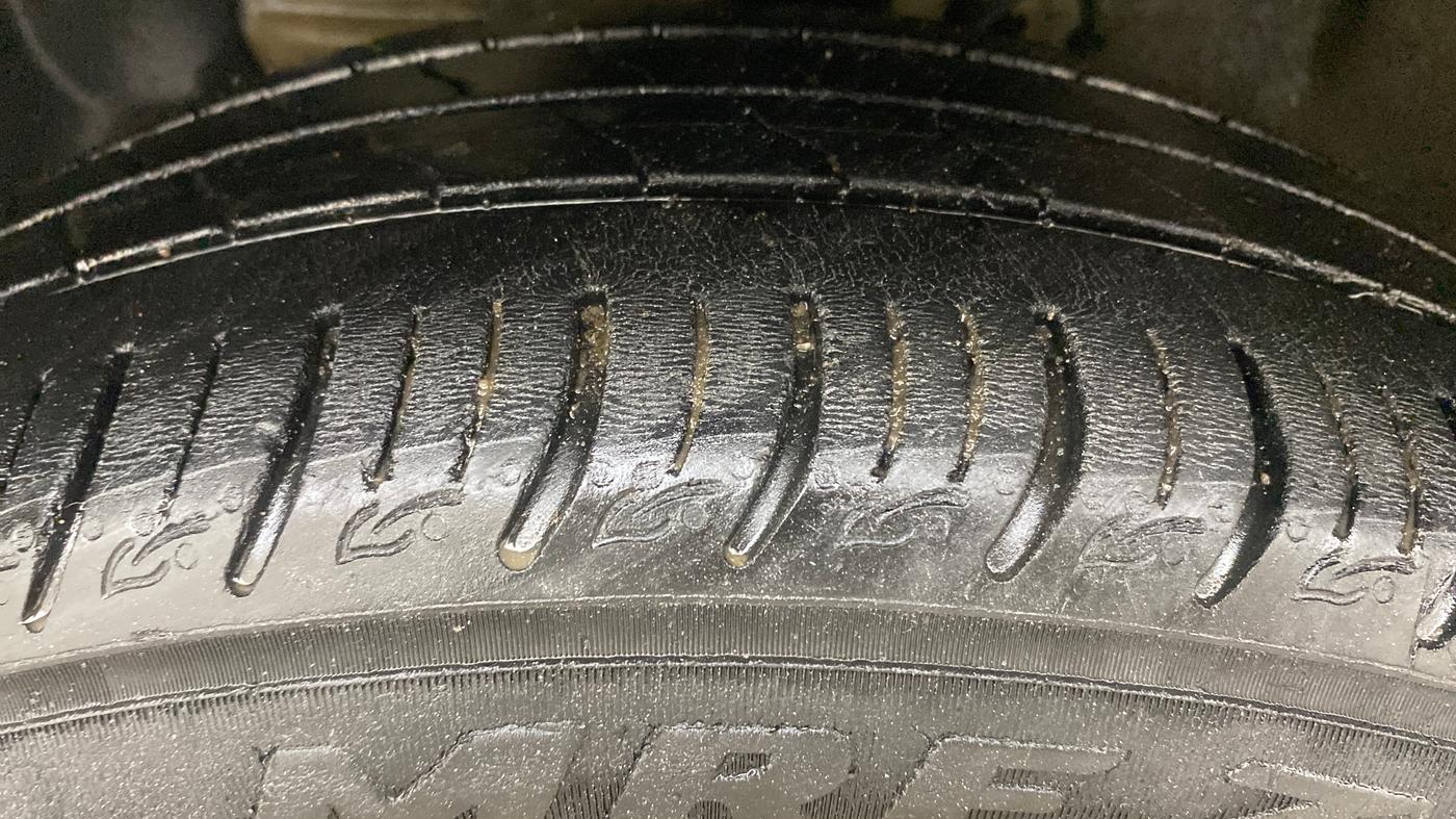 2019 Hyundai Elite i20 ASTA (O) CVT, Petrol, Automatic, 1,03,334 km, Left Front Tyre Tread