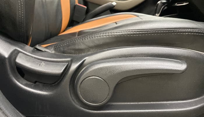 2019 Hyundai Elite i20 ASTA (O) CVT, Petrol, Automatic, 1,03,334 km, Driver Side Adjustment Panel