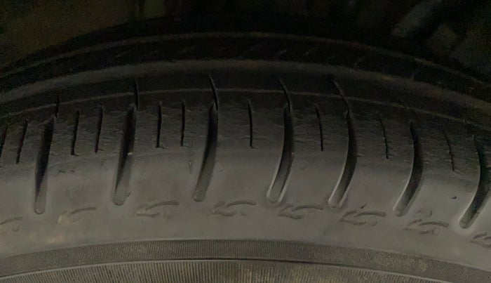 2019 Renault TRIBER RXE MT, Petrol, Manual, 5,887 km, Right Rear Tyre Tread