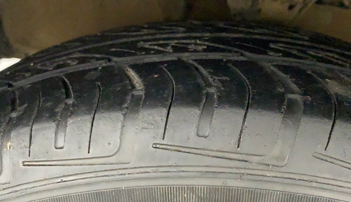 2010 Hyundai i10 MAGNA 1.2, Petrol, Manual, 70,098 km, Left Front Tyre Tread