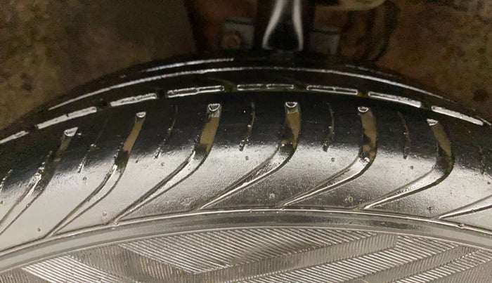 2015 Volkswagen Polo COMFORTLINE 1.2L, Petrol, Manual, 86,711 km, Left Front Tyre Tread