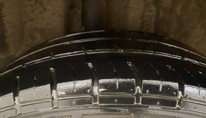 2015 Volkswagen Polo COMFORTLINE 1.2L, Petrol, Manual, 86,711 km, Right Rear Tyre Tread