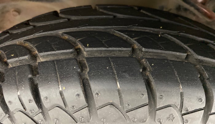 2013 Maruti Alto 800 LXI, Petrol, Manual, 32,519 km, Left Front Tyre Tread