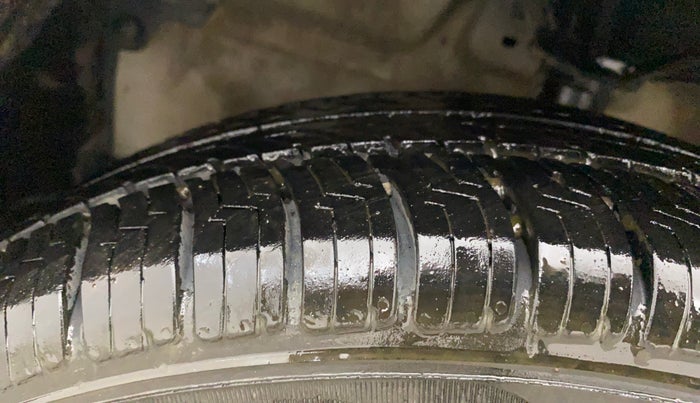 2016 Maruti Celerio VXI AMT, CNG, Automatic, 65,957 km, Left Front Tyre Tread