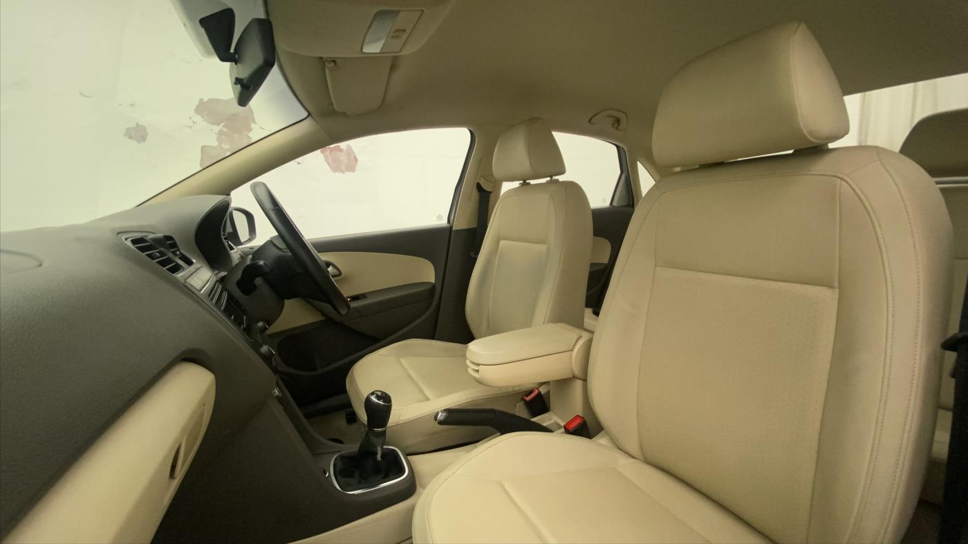 2014 Volkswagen Vento HIGHLINE 1.6 MPI, Petrol, Manual, 35,828 km, Right Side Front Door Cabin
