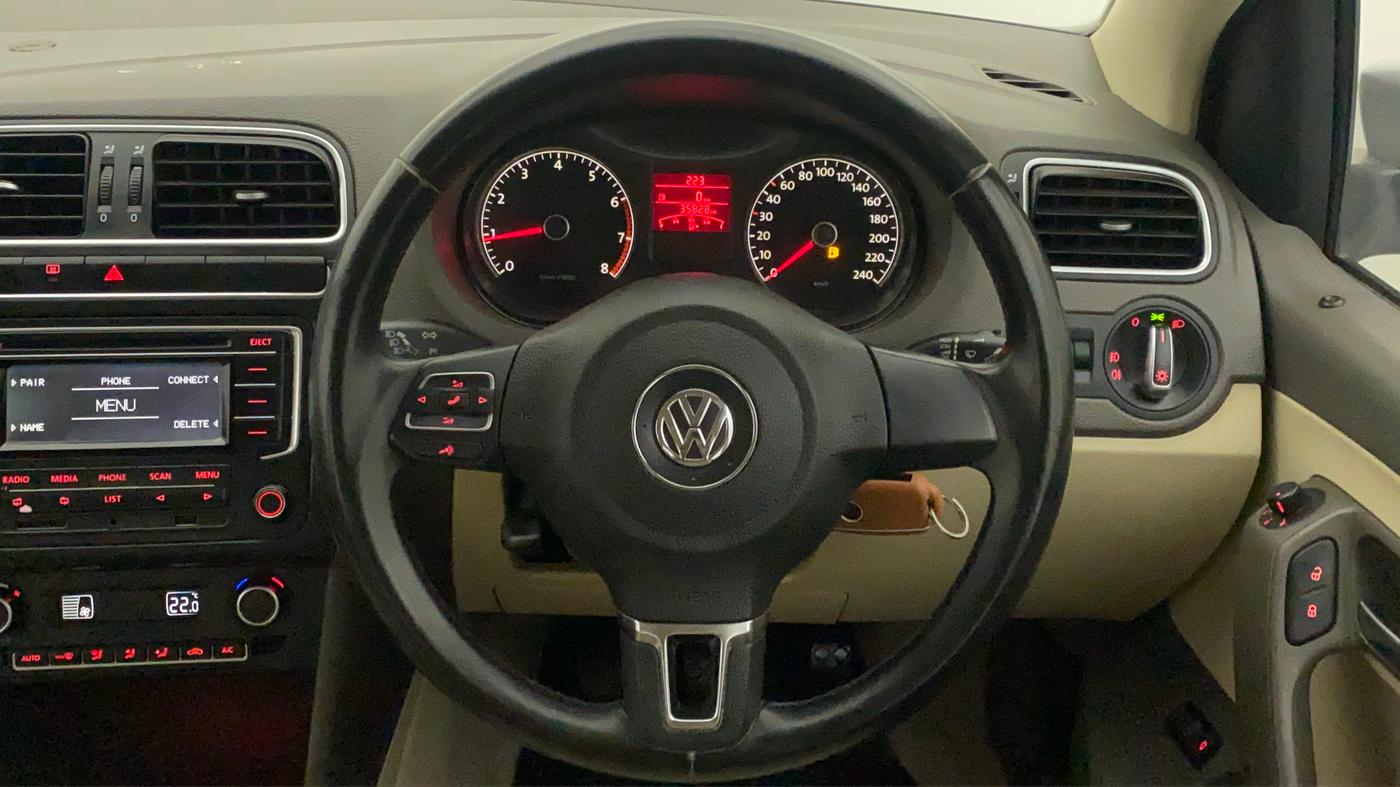 2014 Volkswagen Vento HIGHLINE 1.6 MPI, Petrol, Manual, 35,828 km, Steering Wheel Close Up