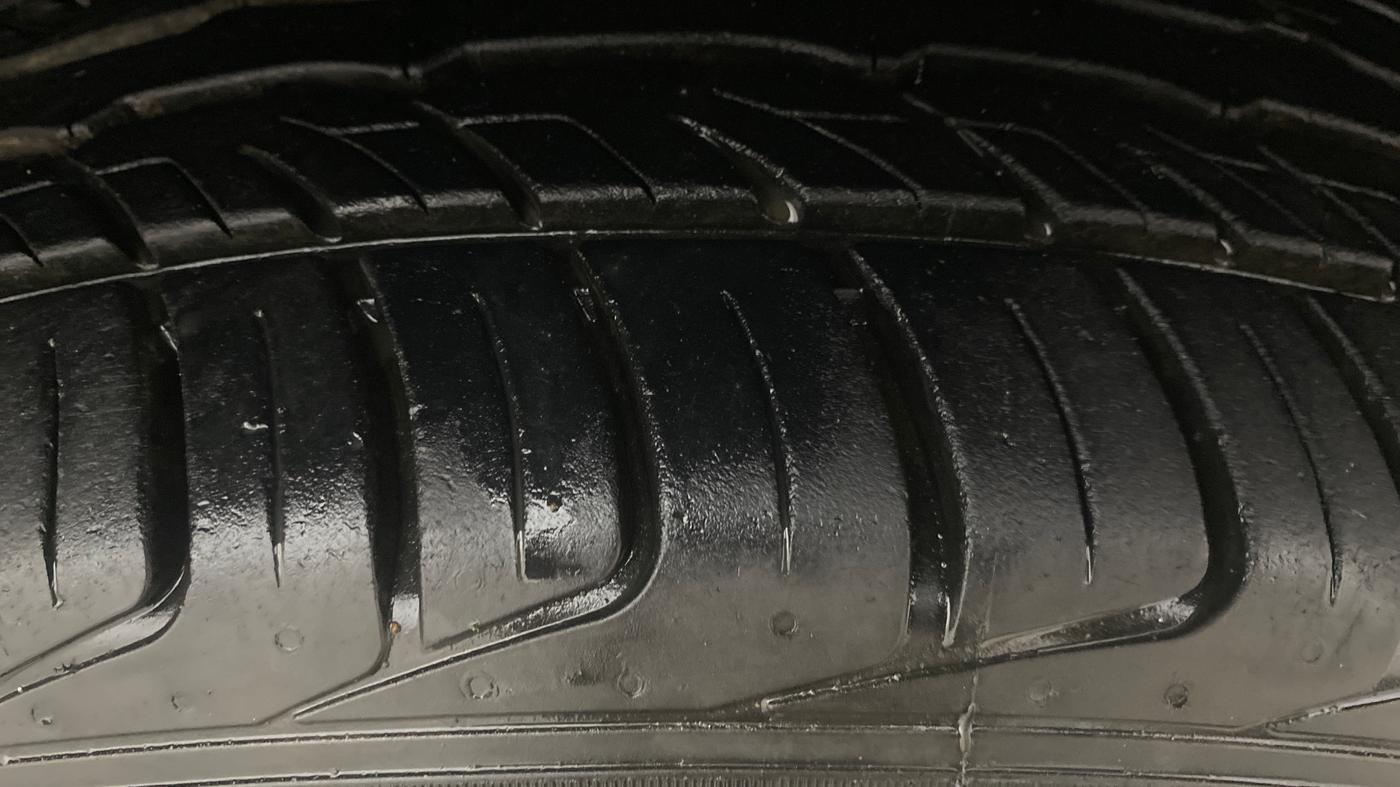 2014 Renault Duster 85 PS RXE DIESEL, Diesel, Manual, 1,22,589 km, Right Front Tyre Tread