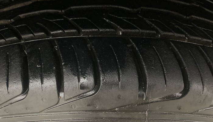 2014 Renault Duster 85 PS RXE DIESEL, Diesel, Manual, 1,22,542 km, Right Front Tyre Tread