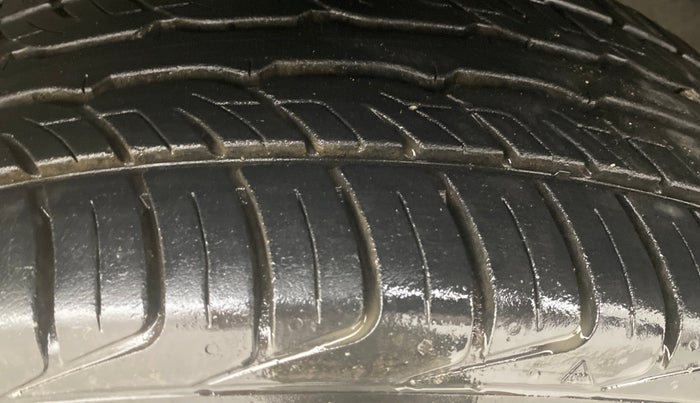 2014 Renault Duster 85 PS RXE DIESEL, Diesel, Manual, 1,22,542 km, Left Front Tyre Tread