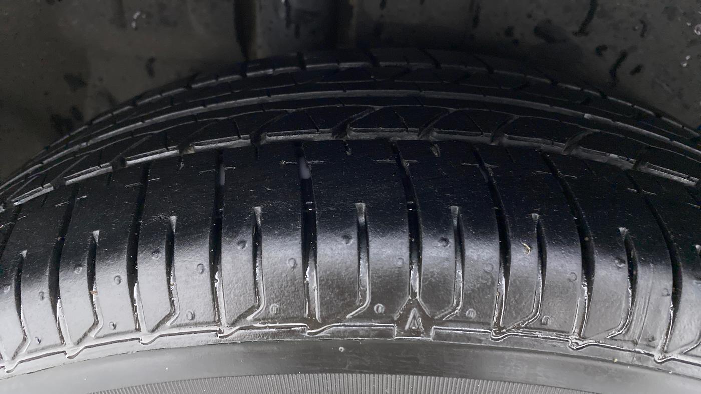 2014 Maruti Ertiga VXI, Petrol, Manual, 88,376 km, Right Rear Tyre Tread