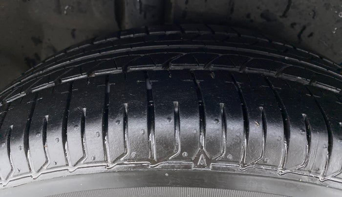 2014 Maruti Ertiga VXI, Petrol, Manual, 88,376 km, Right Rear Tyre Tread