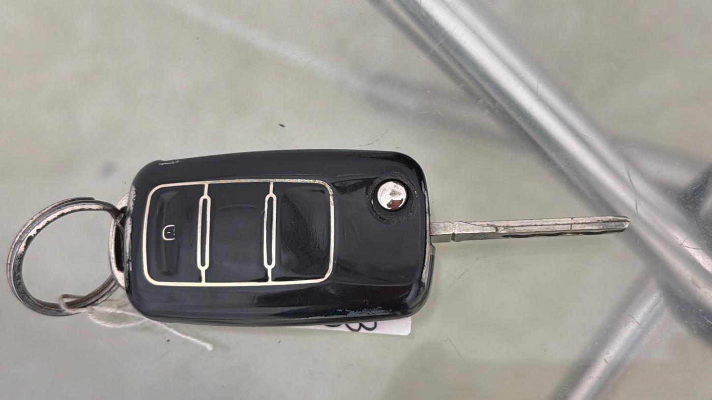 2019 Volkswagen Ameo HIGHLINE PLUS 1.0L 16 ALLOY, Petrol, Manual, 92,957 km, Key Close Up