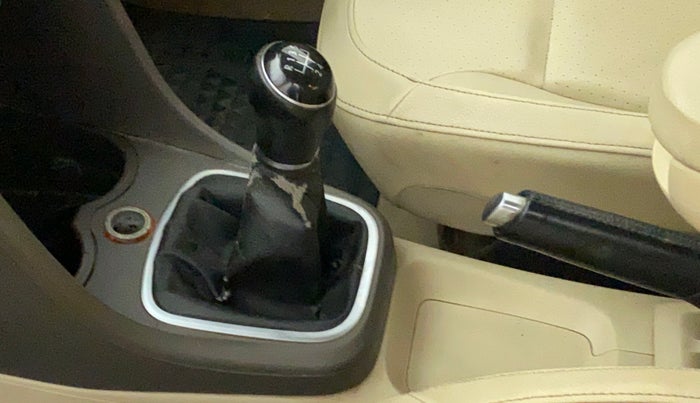 2013 Volkswagen Vento HIGHLINE 1.6 MPI, Petrol, Manual, 81,645 km, Gear lever - Boot cover slightly torn