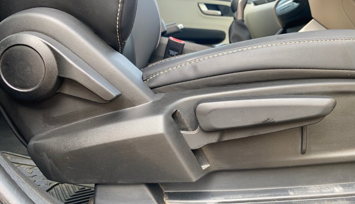 2022 Tata ALTROZ XZ PLUS PETROL, Petrol, Manual, 19,550 km, Driver Side Adjustment Panel