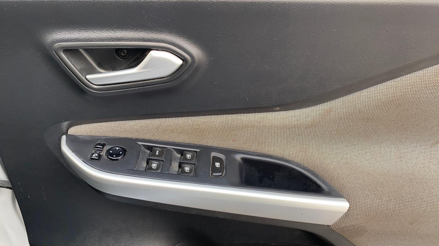 2022 Nissan MAGNITE XV TURBO CVT, Petrol, Automatic, 18,547 km, Driver Side Door Panels Control