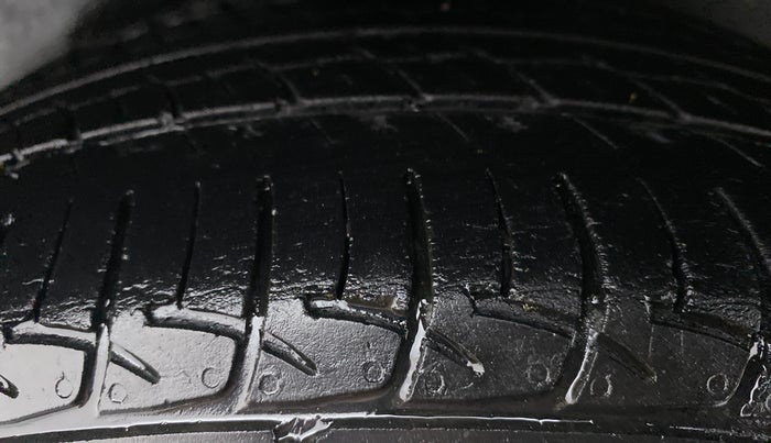 2019 Volkswagen Ameo COMFORTLINE 1.0L, CNG, Manual, 33,369 km, Left Rear Tyre Tread