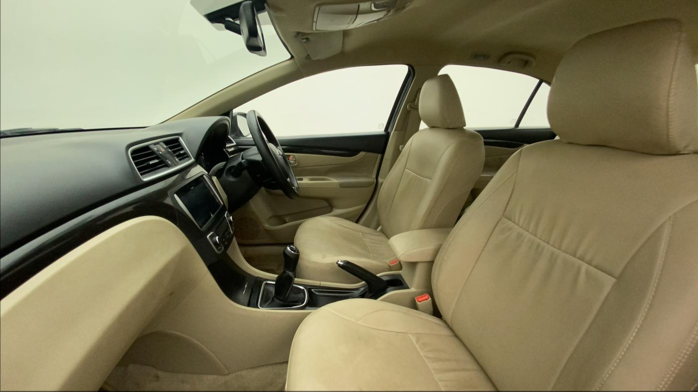 2015 Maruti Ciaz ZXI+, Petrol, Manual, 42,544 km, Right Side Front Door Cabin