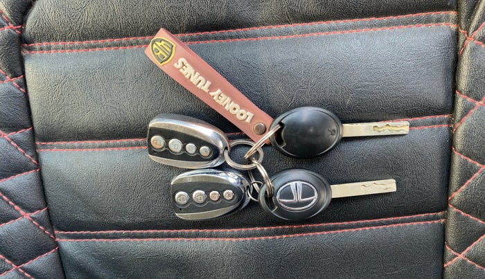 2023 Tata NEXON XE PETROL, Petrol, Manual, 14,776 km, Key Close Up