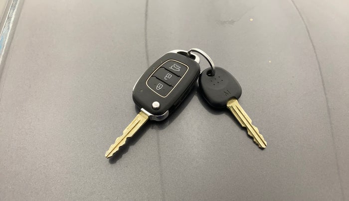 2022 Hyundai VENUE S 1.2, Petrol, Manual, 25,194 km, Key Close Up