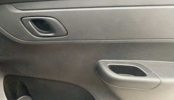 2022 Renault Kwid RXT 1.0 AMT, Petrol, Automatic, 18,156 km, Driver Side Door Panels Control