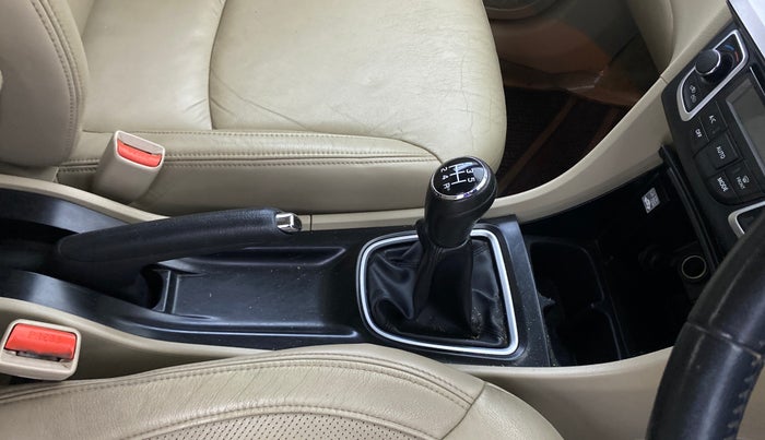2018 Maruti Ciaz ALPHA 1.5 SHVS PETROL, Petrol, Manual, 66,393 km, Gear Lever