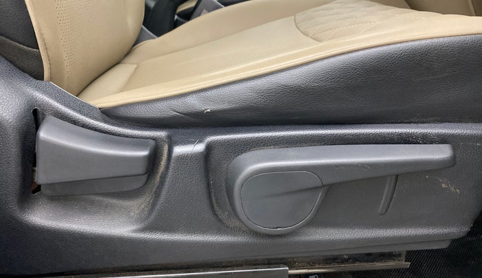 2018 Mahindra TUV300 T10, Diesel, Manual, 1,10,243 km, Driver Side Adjustment Panel