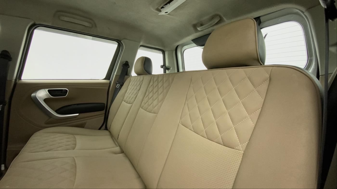 2018 Mahindra TUV300 T10, Diesel, Manual, 1,10,243 km, Right Side Rear Door Cabin