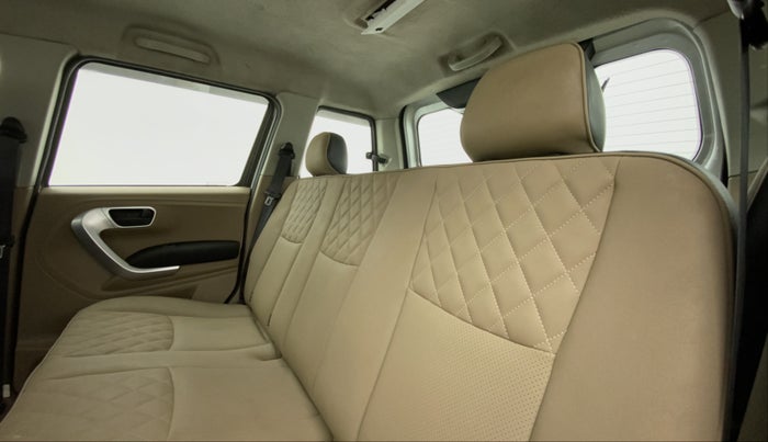 2018 Mahindra TUV300 T10, Diesel, Manual, 1,10,243 km, Right Side Rear Door Cabin