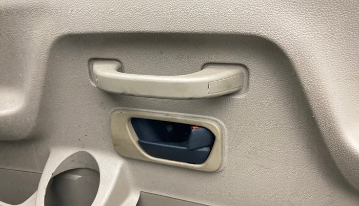 2018 Mahindra TUV300 T10, Diesel, Manual, 1,10,243 km, Lock system - Boot door not opening through lever