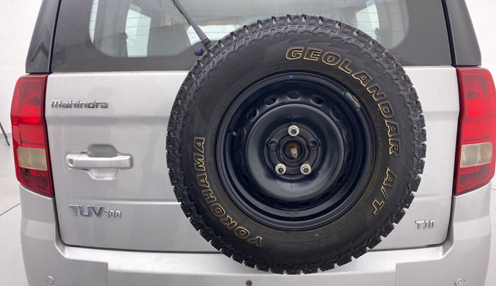 2018 Mahindra TUV300 T10, Diesel, Manual, 1,10,243 km, Spare Tyre