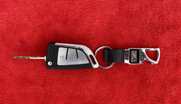 2018 Mahindra TUV300 T10, Diesel, Manual, 1,10,243 km, Key Close Up