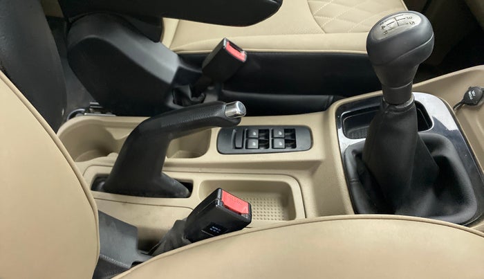 2018 Mahindra TUV300 T10, Diesel, Manual, 1,10,243 km, Gear Lever