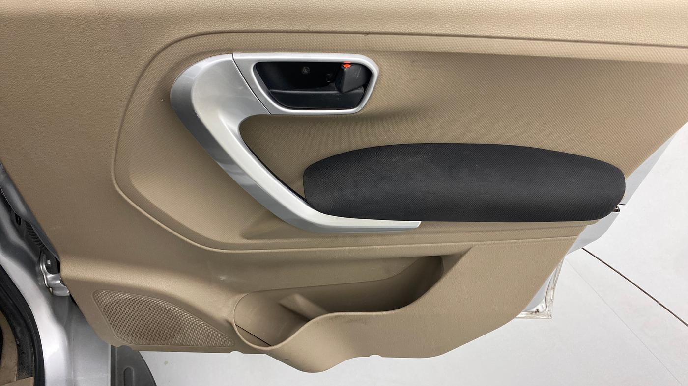 2018 Mahindra TUV300 T10, Diesel, Manual, 1,10,243 km, Driver Side Door Panels Control