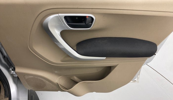 2018 Mahindra TUV300 T10, Diesel, Manual, 1,10,243 km, Driver Side Door Panels Control
