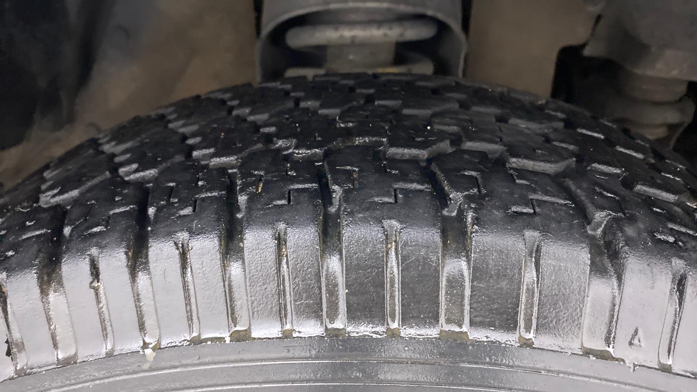 2018 Mahindra TUV300 T10, Diesel, Manual, 1,10,243 km, Right Front Tyre Tread