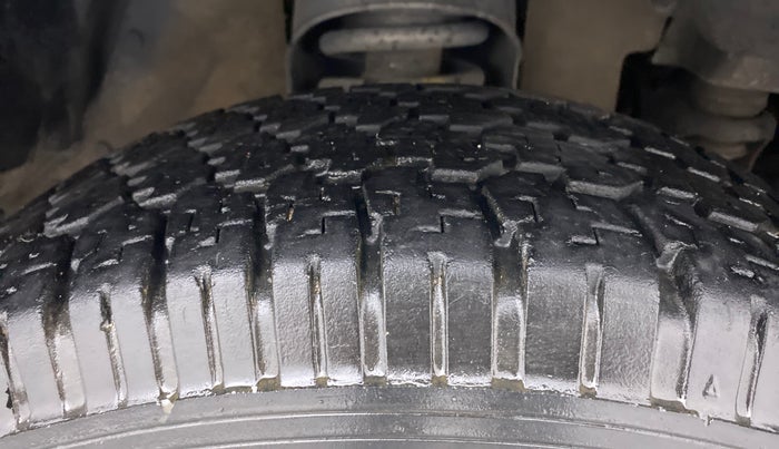 2018 Mahindra TUV300 T10, Diesel, Manual, 1,10,243 km, Right Front Tyre Tread