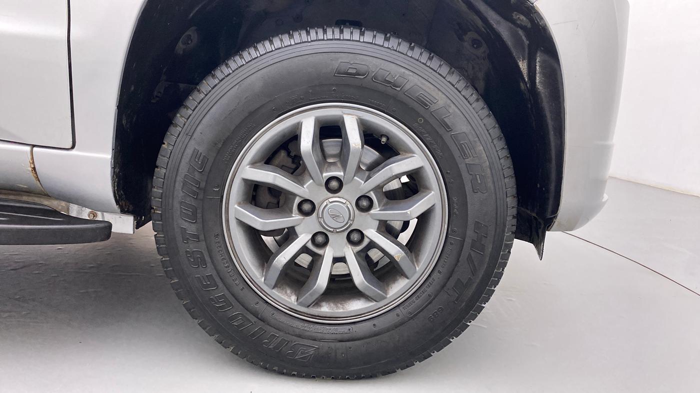 2018 Mahindra TUV300 T10, Diesel, Manual, 1,10,243 km, Right Front Wheel