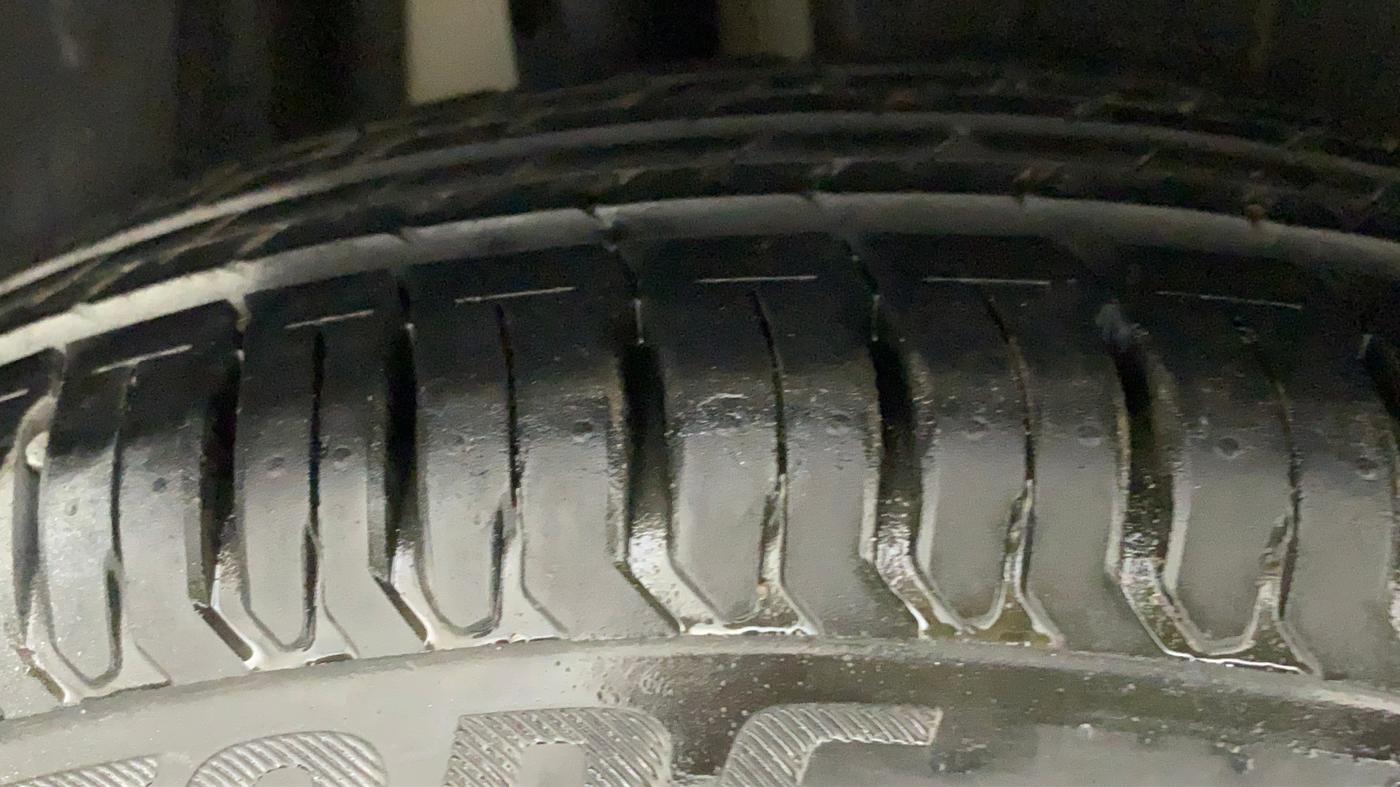 2017 Maruti Dzire LXI, CNG, Manual, 13,599 km, Right Rear Tyre Tread