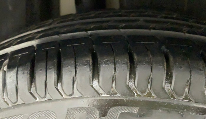 2017 Maruti Dzire LXI, CNG, Manual, 13,599 km, Right Rear Tyre Tread