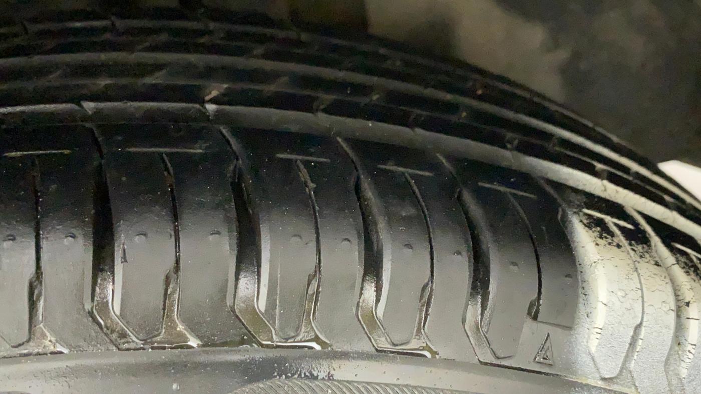 2017 Maruti Dzire LXI, CNG, Manual, 13,599 km, Left Rear Tyre Tread