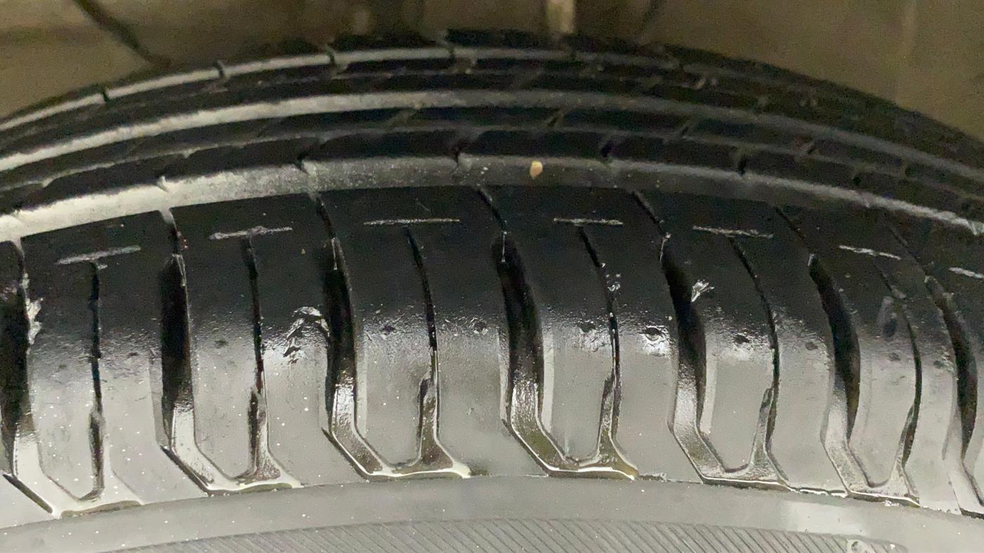 2017 Maruti Dzire LXI, CNG, Manual, 13,599 km, Left Front Tyre Tread