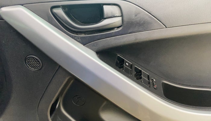 2020 Tata NEXON XM PETROL, Petrol, Manual, 27,122 km, Driver Side Door Panels Control