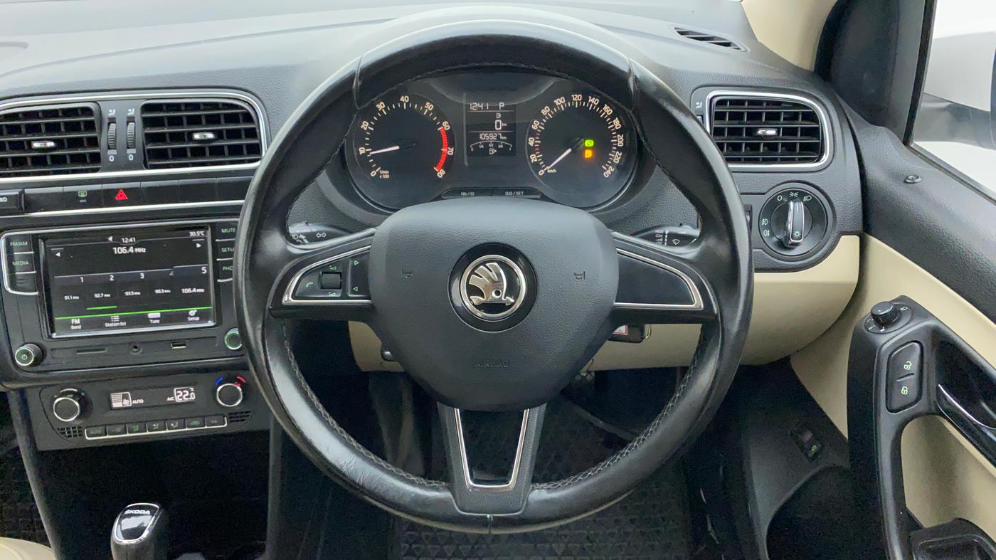 2017 Skoda Rapid STYLE 1.6 MPI AT, Petrol, Automatic, 1,06,132 km, Steering Wheel Close Up