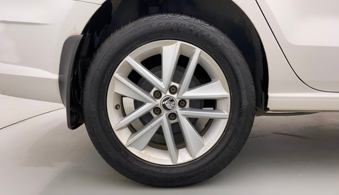 2017 Skoda Rapid STYLE 1.6 MPI AT, Petrol, Automatic, 1,06,132 km, Right Rear Wheel