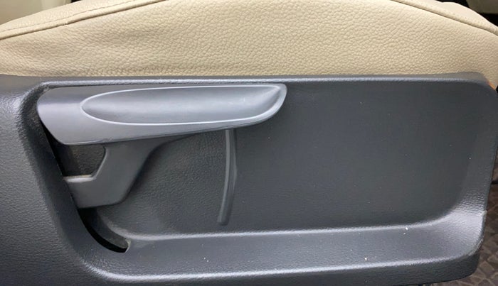 2017 Skoda Rapid STYLE 1.6 MPI AT, Petrol, Automatic, 1,06,132 km, Driver Side Adjustment Panel